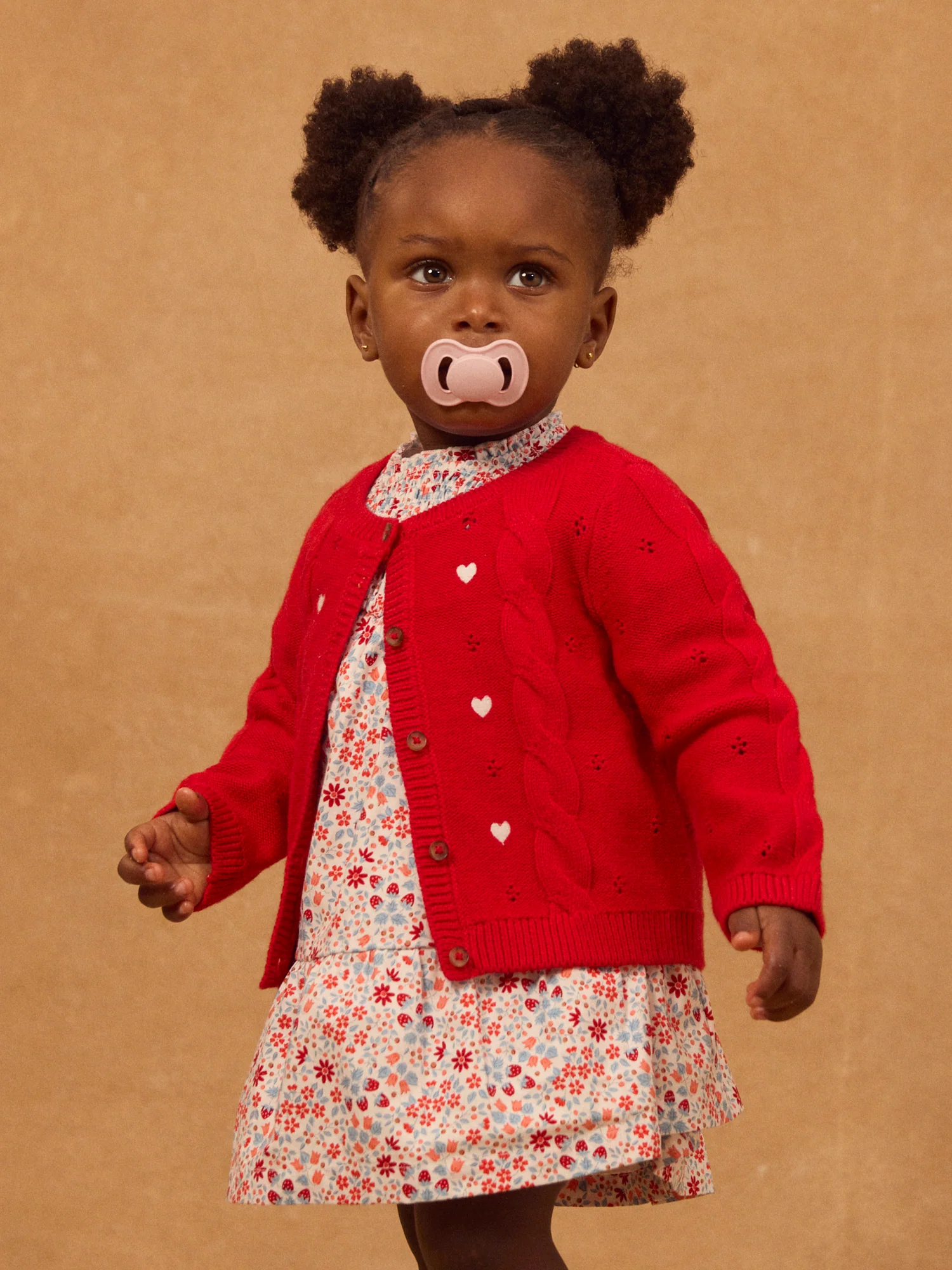 Cardigan rouge à broderies cœurs Bébé Fille – Image 2