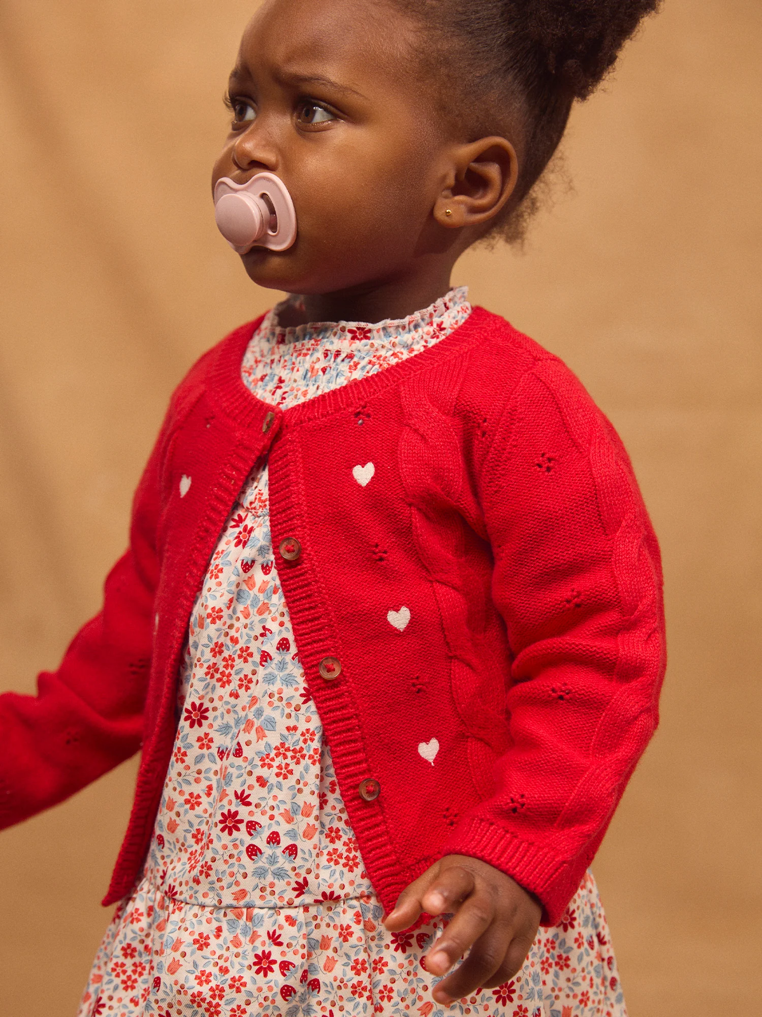 Cardigan rouge à broderies cœurs Bébé Fille – Image 3