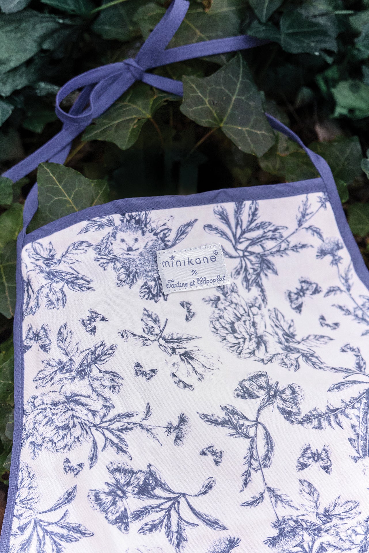 Kit Tablier et Manique - Minikane x Tartine et Chocolat imprimé Toile de Jouy Bleu – Image 2