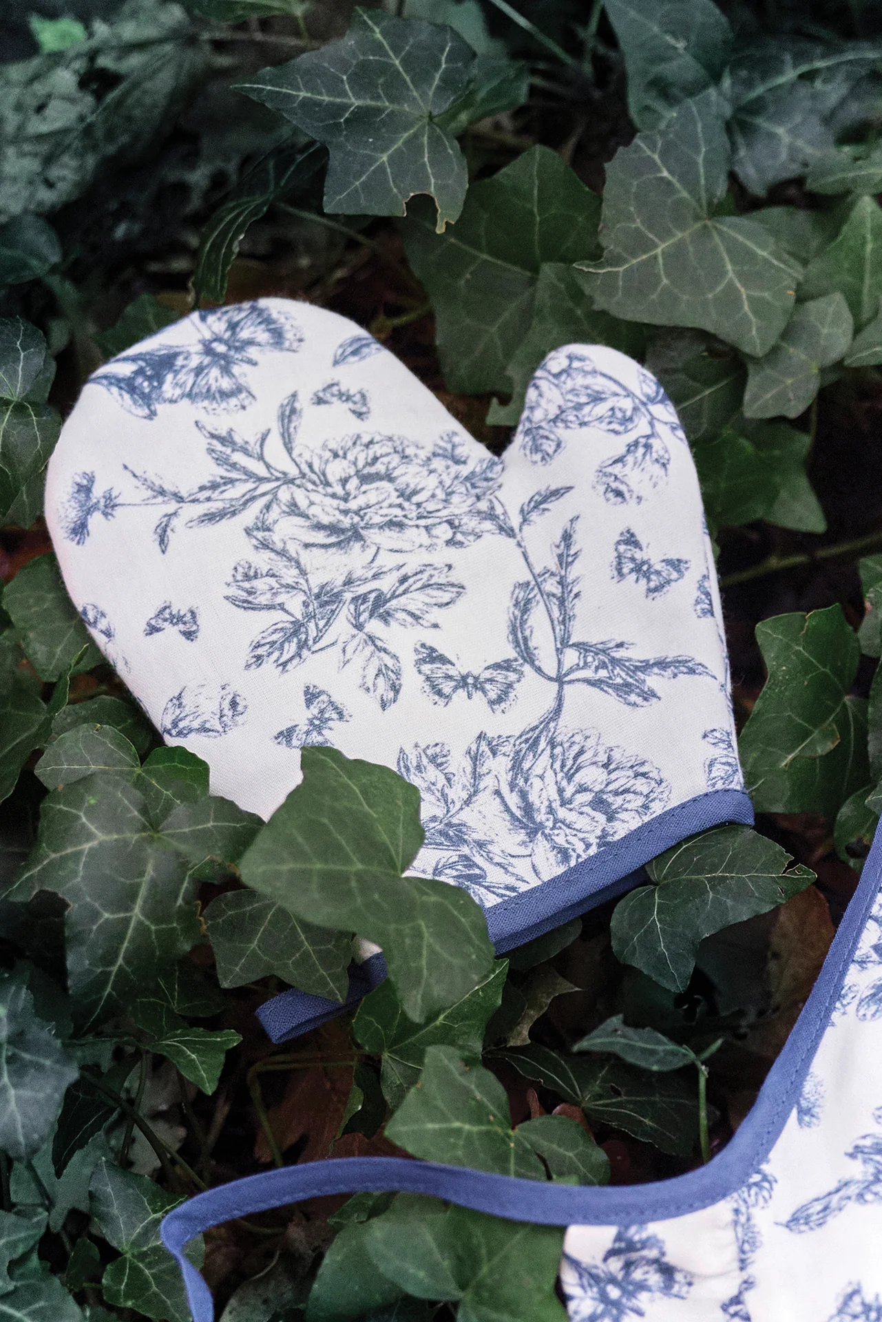 Kit Tablier et Manique - Minikane x Tartine et Chocolat imprimé Toile de Jouy Bleu – Image 3
