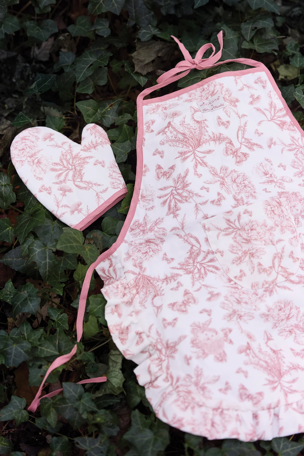 Kit Tablier et Manique - Minikane x Tartine et Chocolat imprimé Toile de Jouy rose