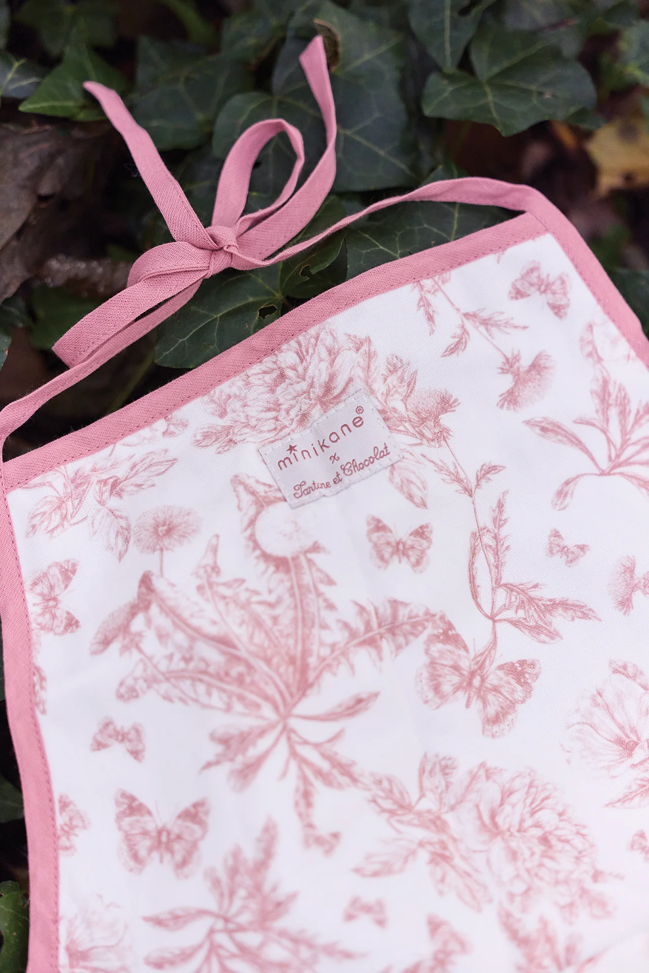 Kit Tablier et Manique - Minikane x Tartine et Chocolat imprimé Toile de Jouy rose – Image 2