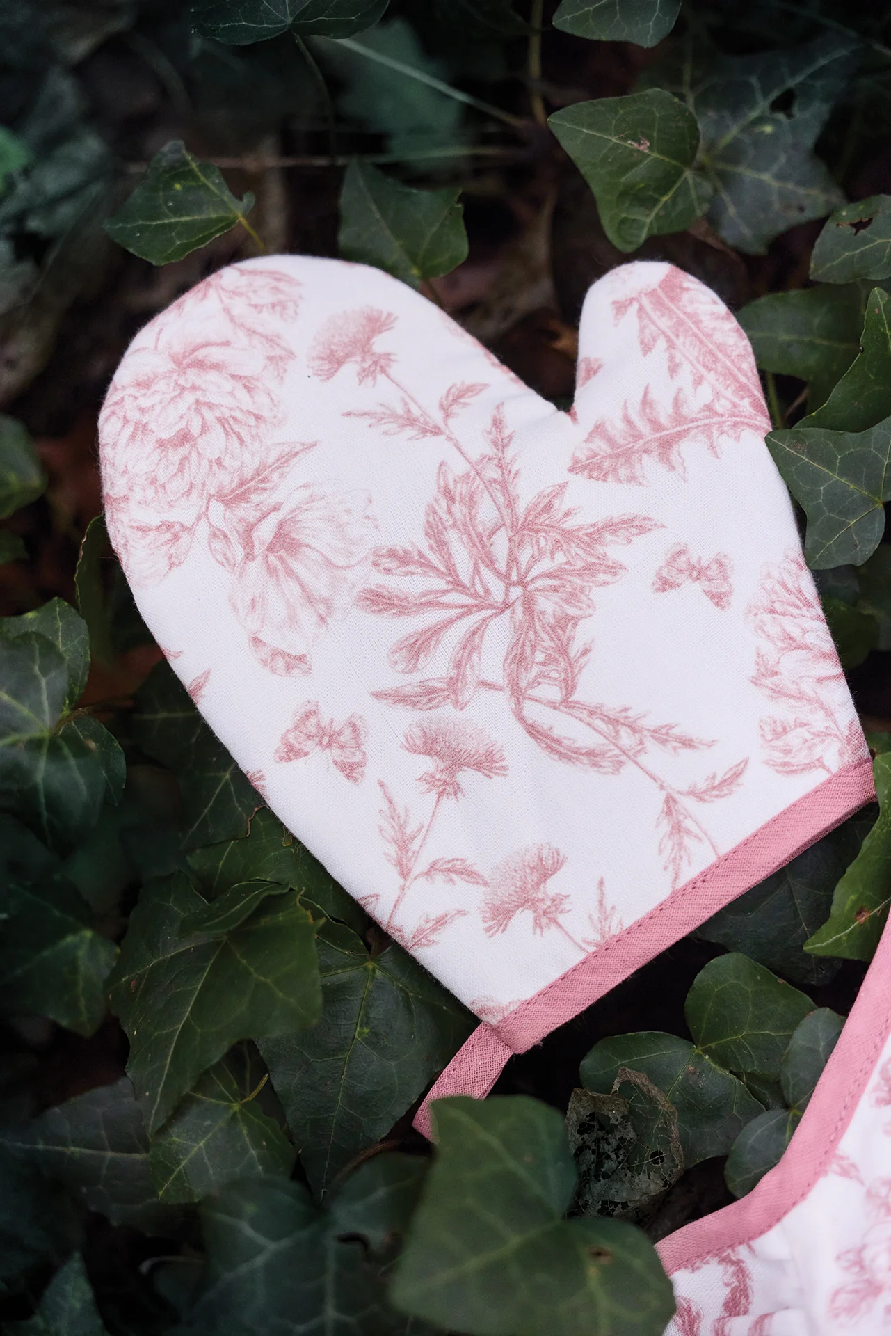 Kit Tablier et Manique - Minikane x Tartine et Chocolat imprimé Toile de Jouy rose – Image 3